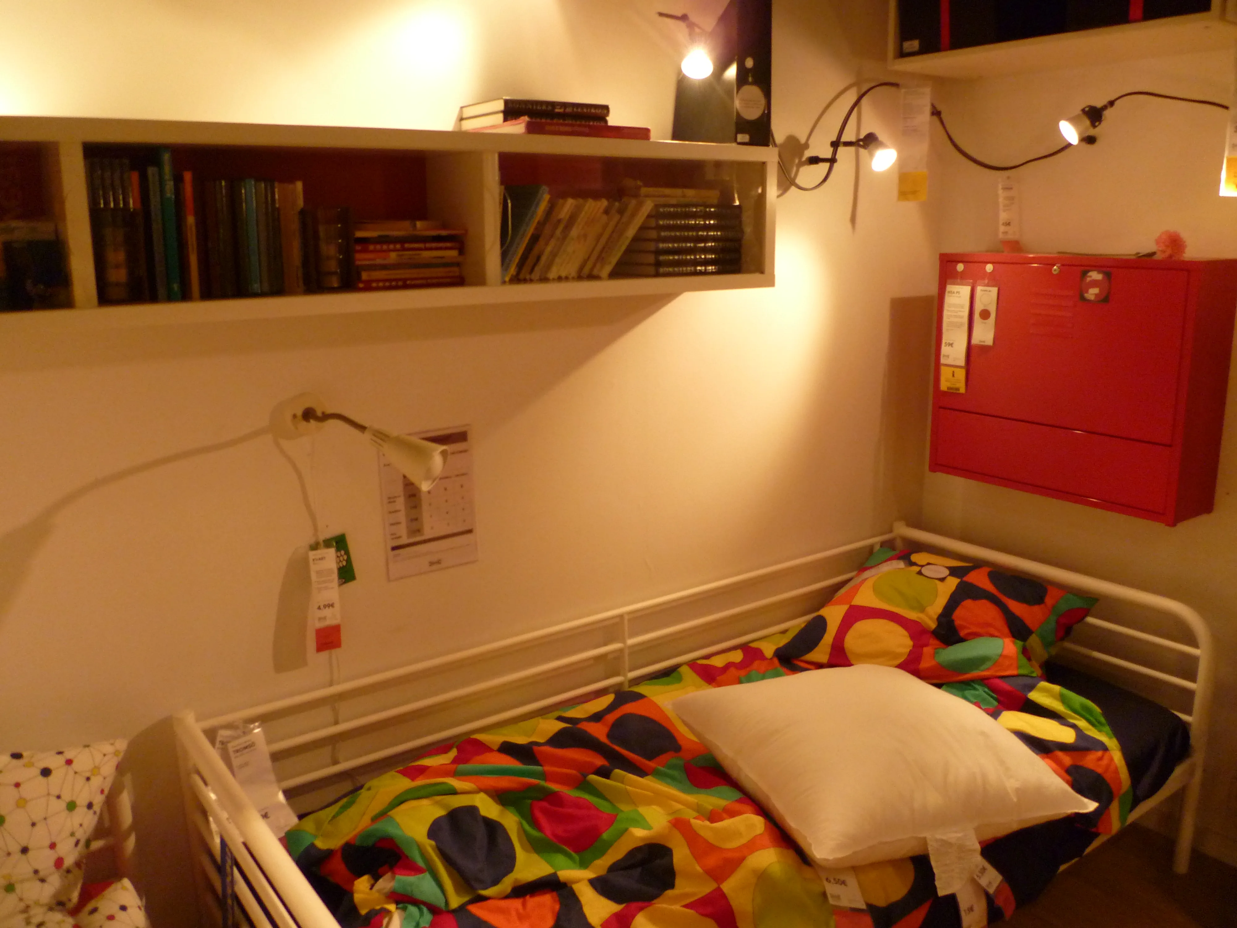 Chambre d'enfant IKEA avec mobilier coloré et rangements adaptés