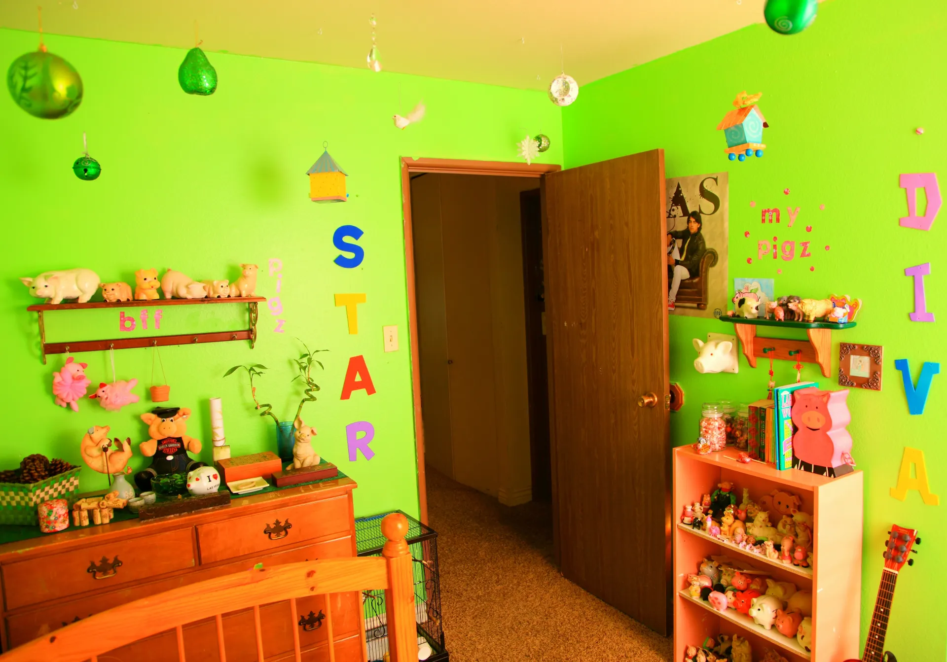 Chambre d'enfant verte avec lit simple et décoration murale créative