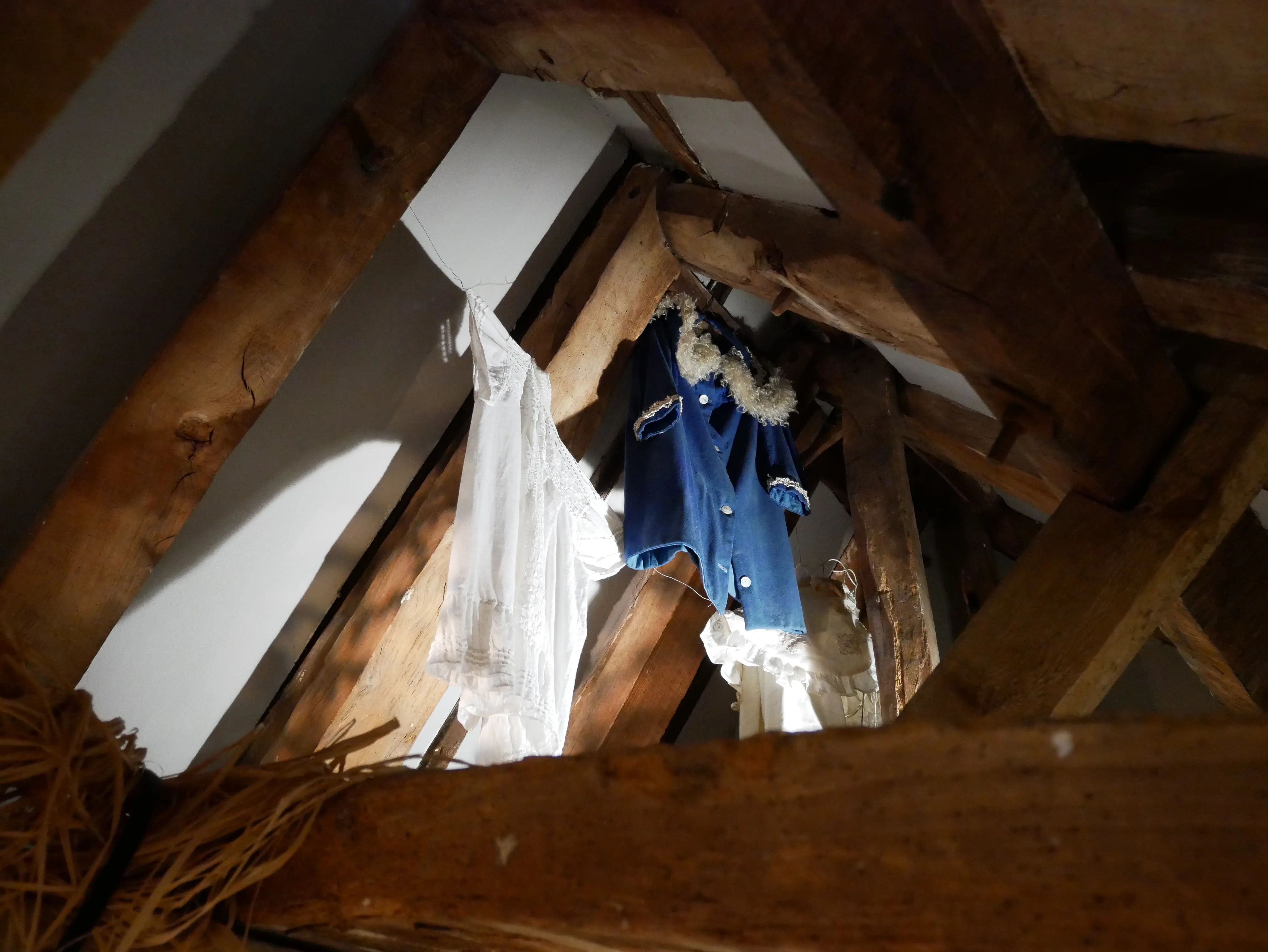 Bureau aménagé sous les toits avec rangements intégrés