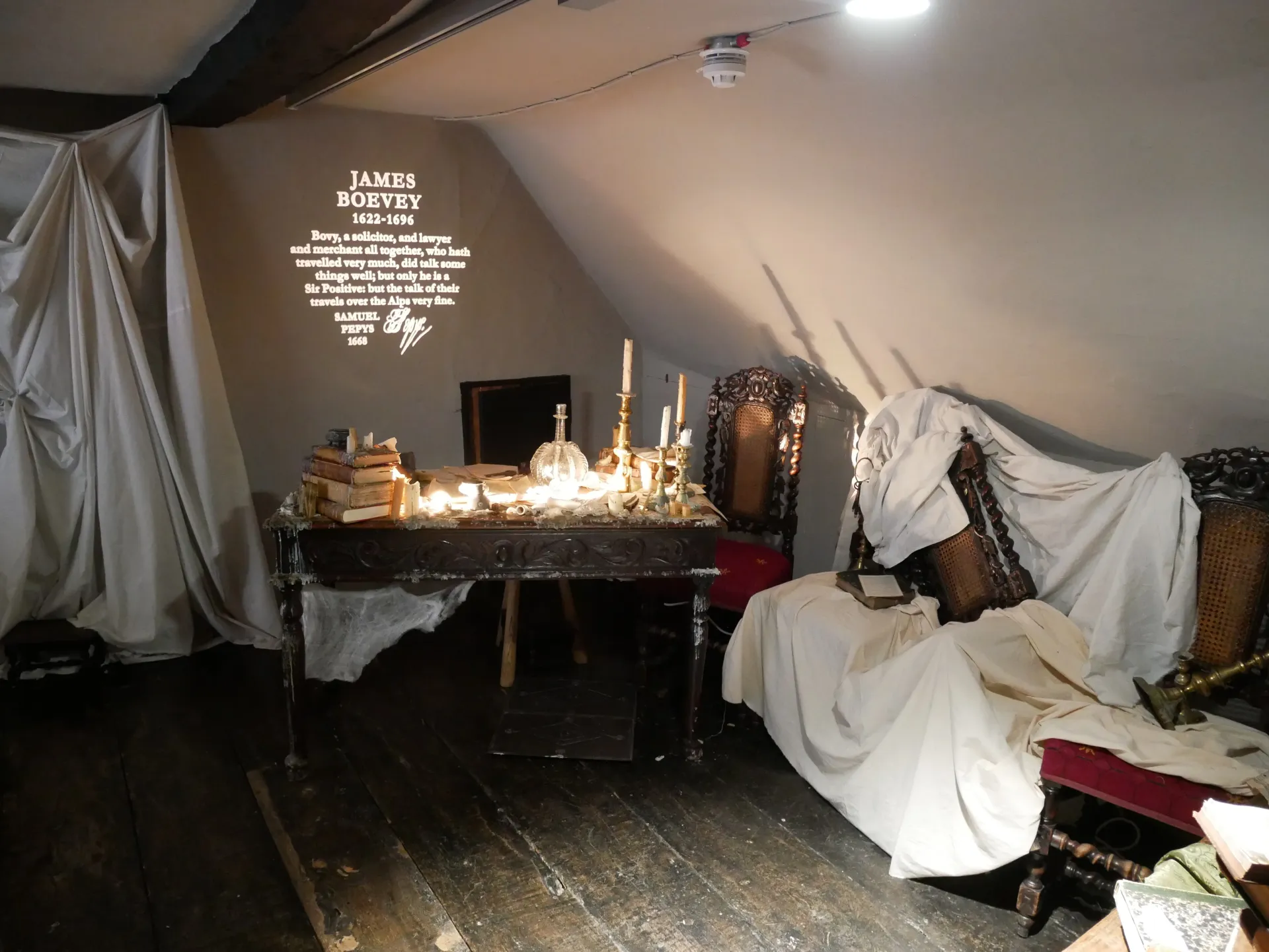 Fenêtre de toit velux apportant lumière naturelle dans les combles