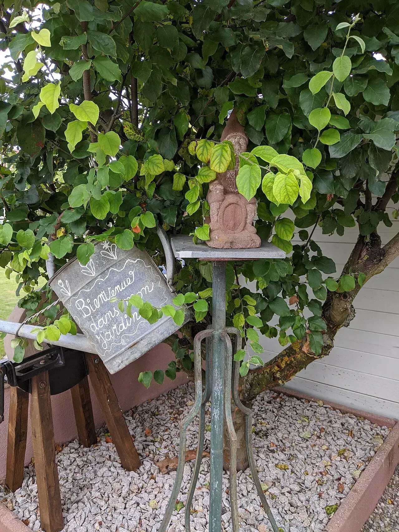 Entrée de jardin avec portillon et végétation verdoyante en Alsace