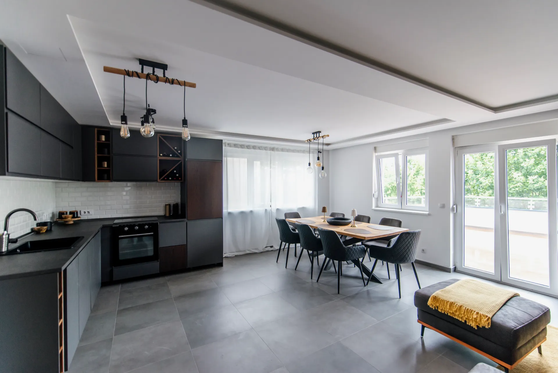 Cuisine et salle à manger modernes en open space avec mobilier contemporain et lumière naturelle