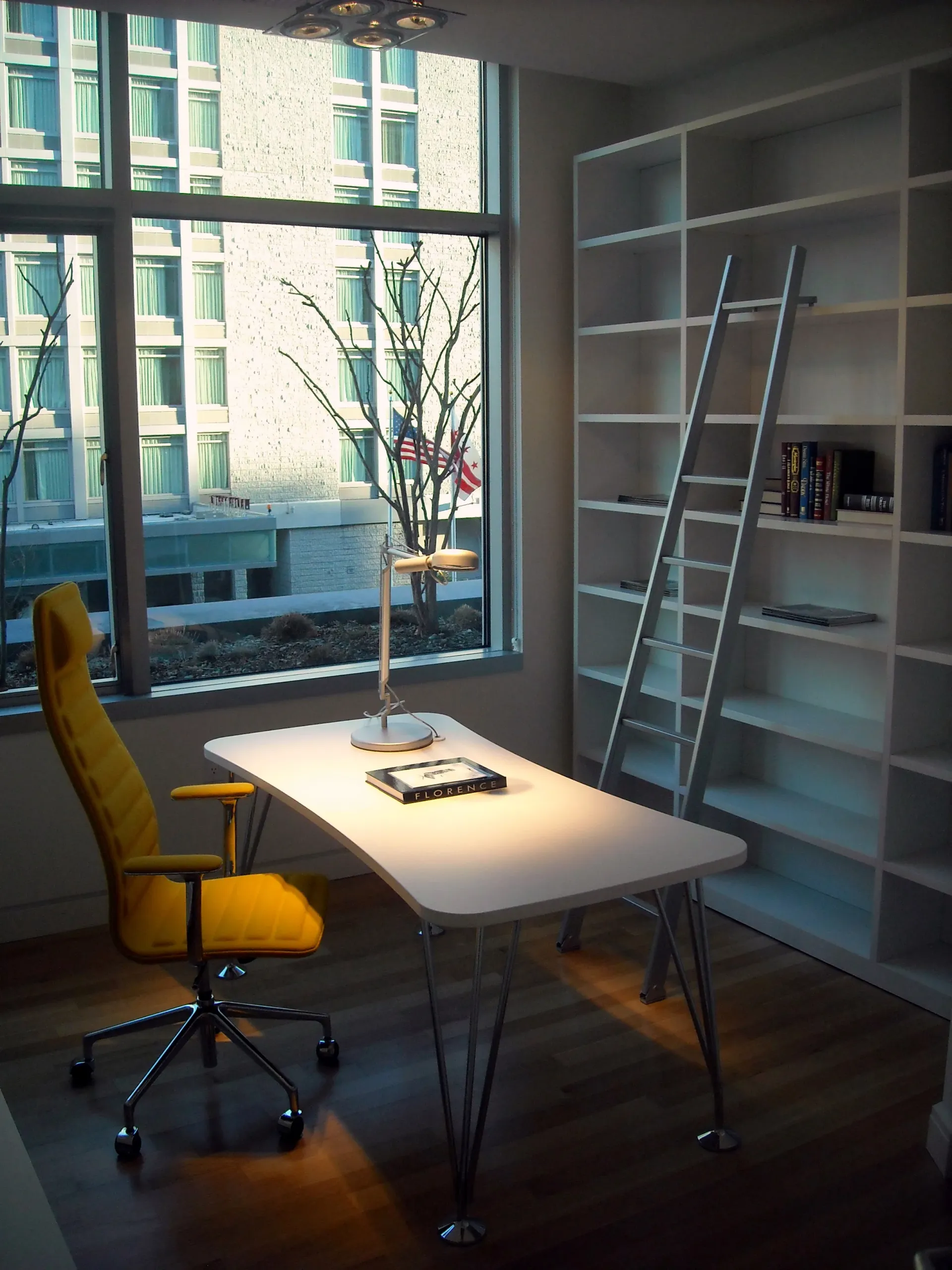 Setup de bureau ergonomique avec bureau en bois et chaise ajustable