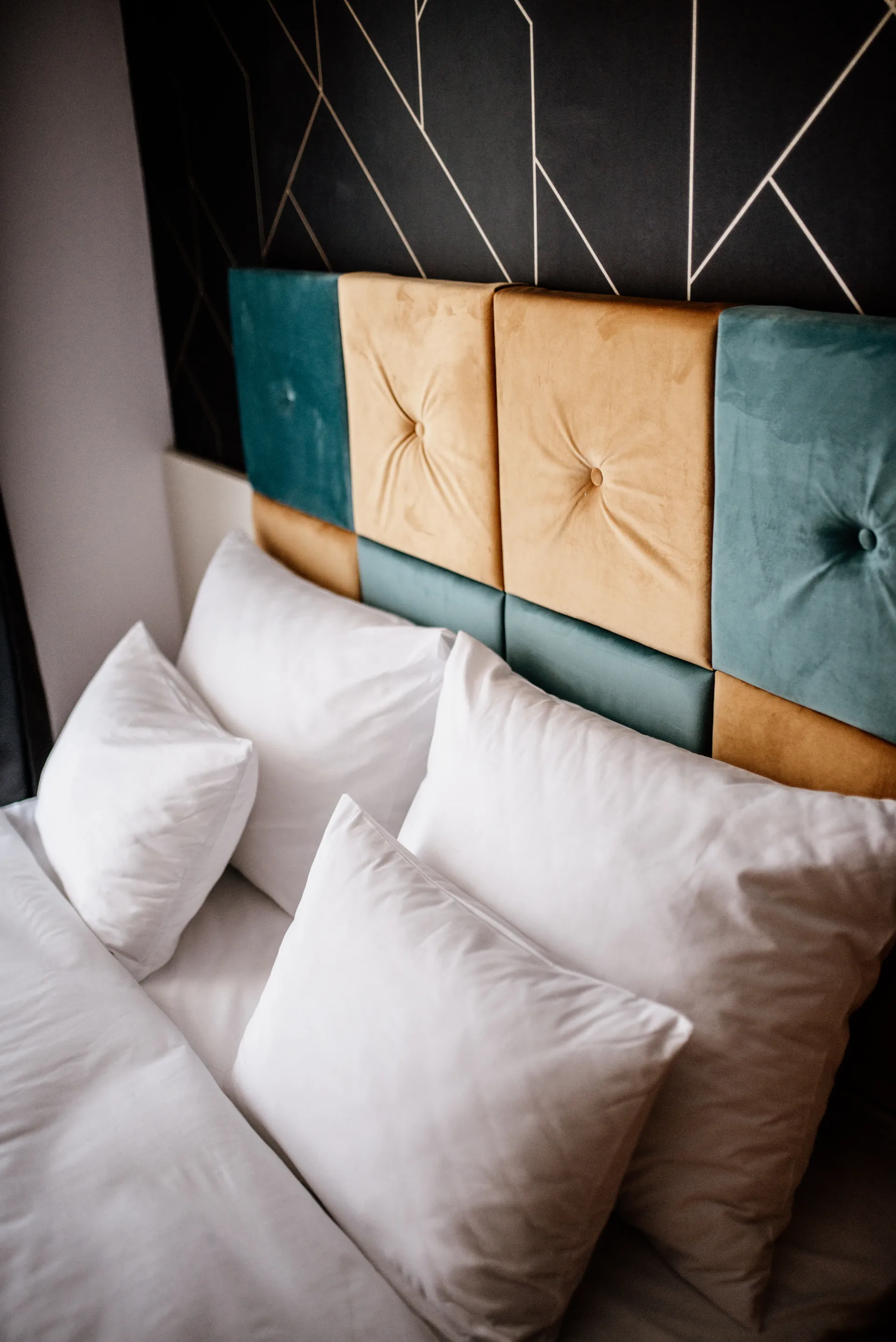 Tête de lit design avec motifs géométriques et literie confortable