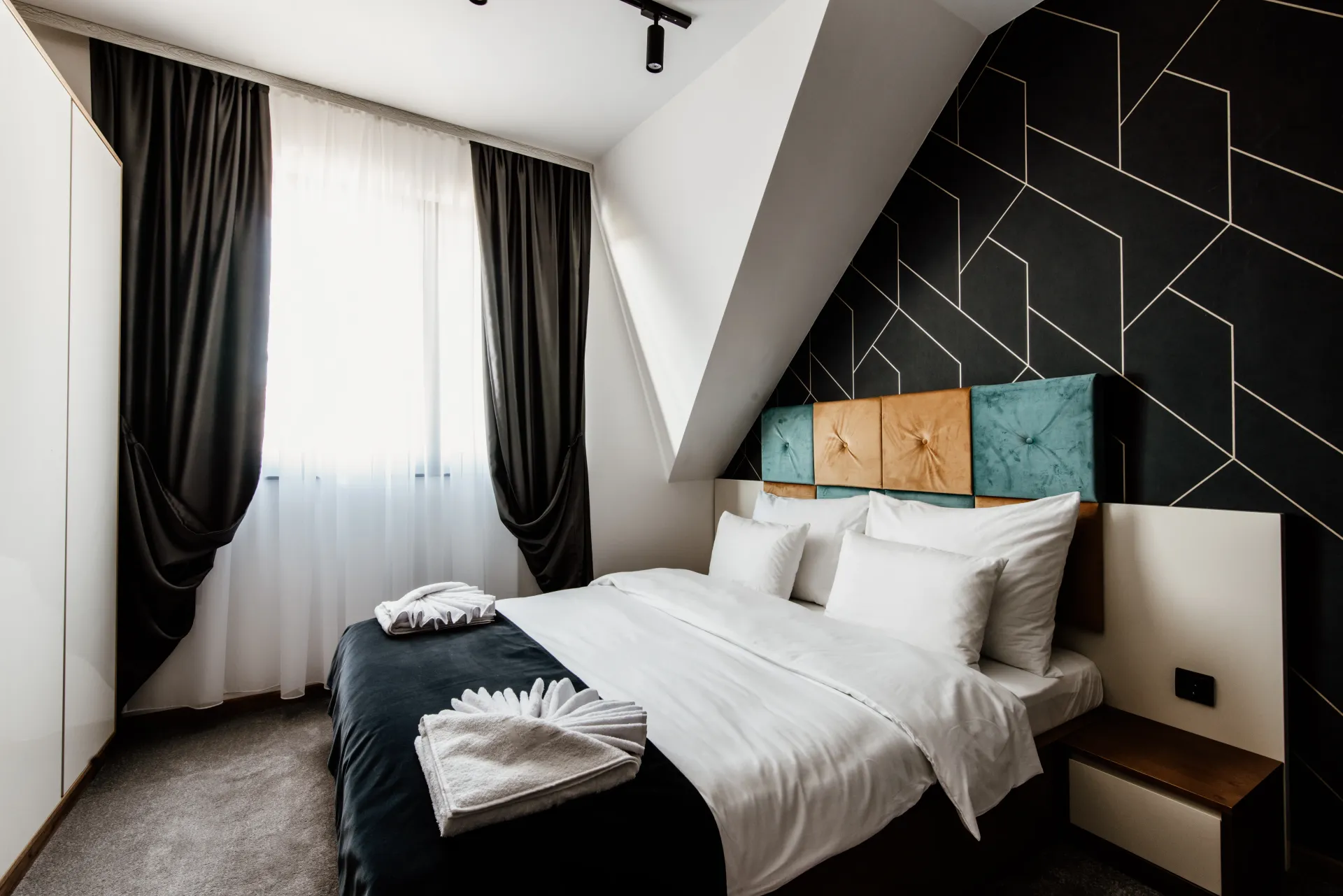 Chambre avec éclairage doux et design contemporain épuré