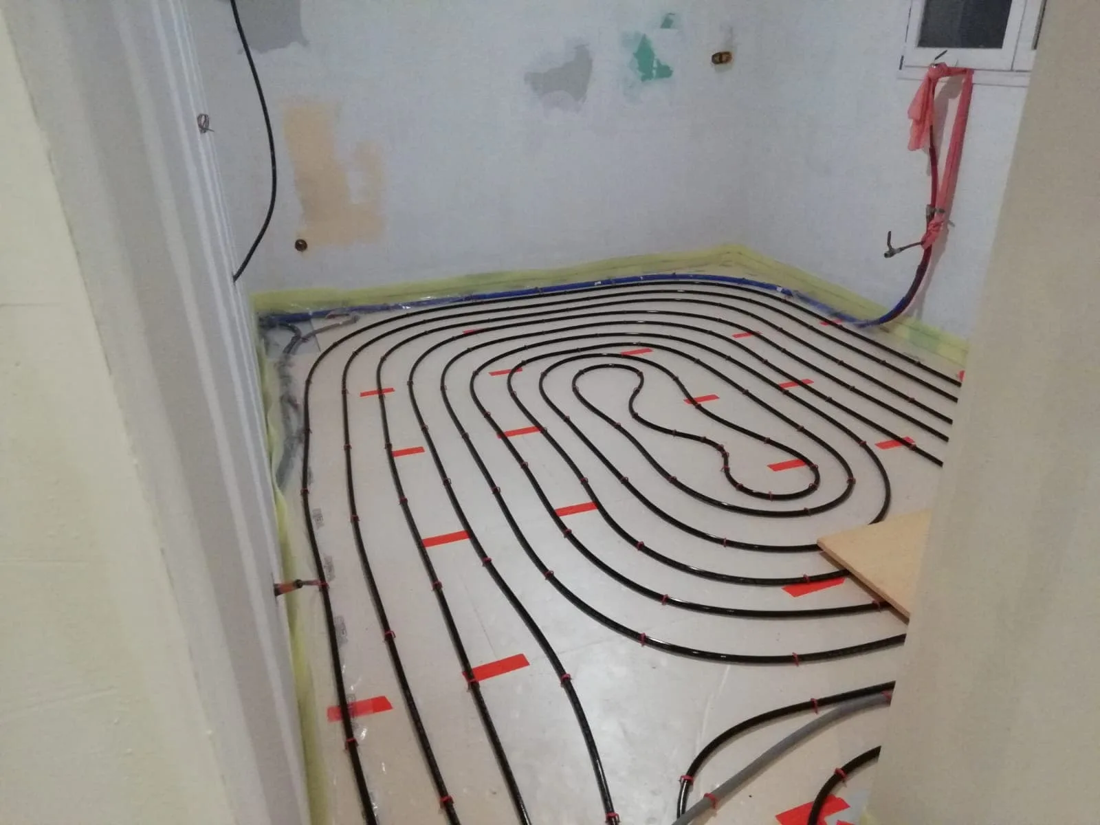 Installation de plancher chauffant hydraulique avec tuyaux en serpentin sur dalle