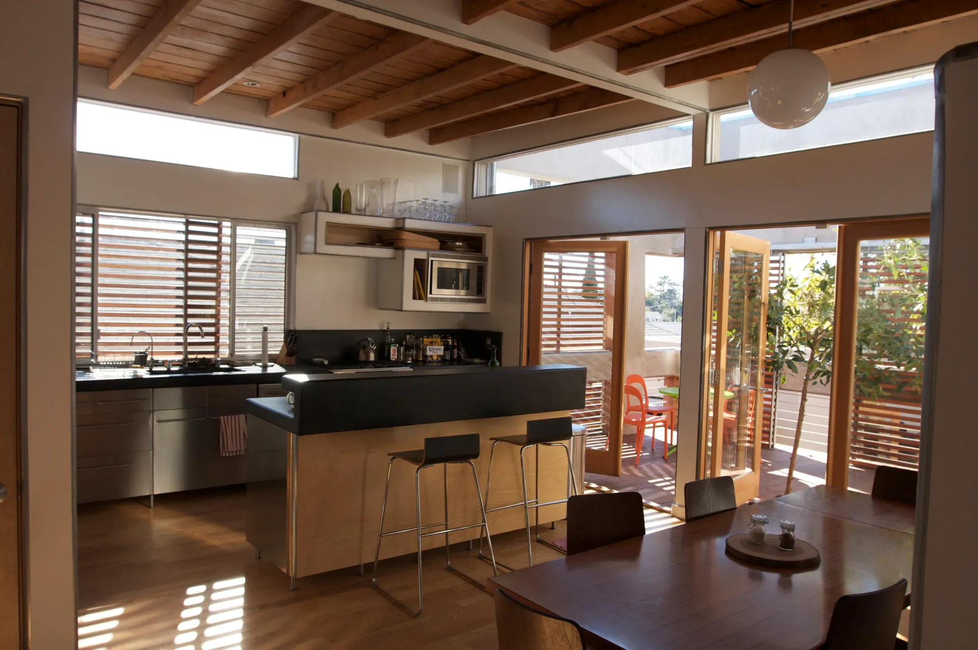Cuisine ouverte design avec îlot central et espace de vie lumineux style contemporain