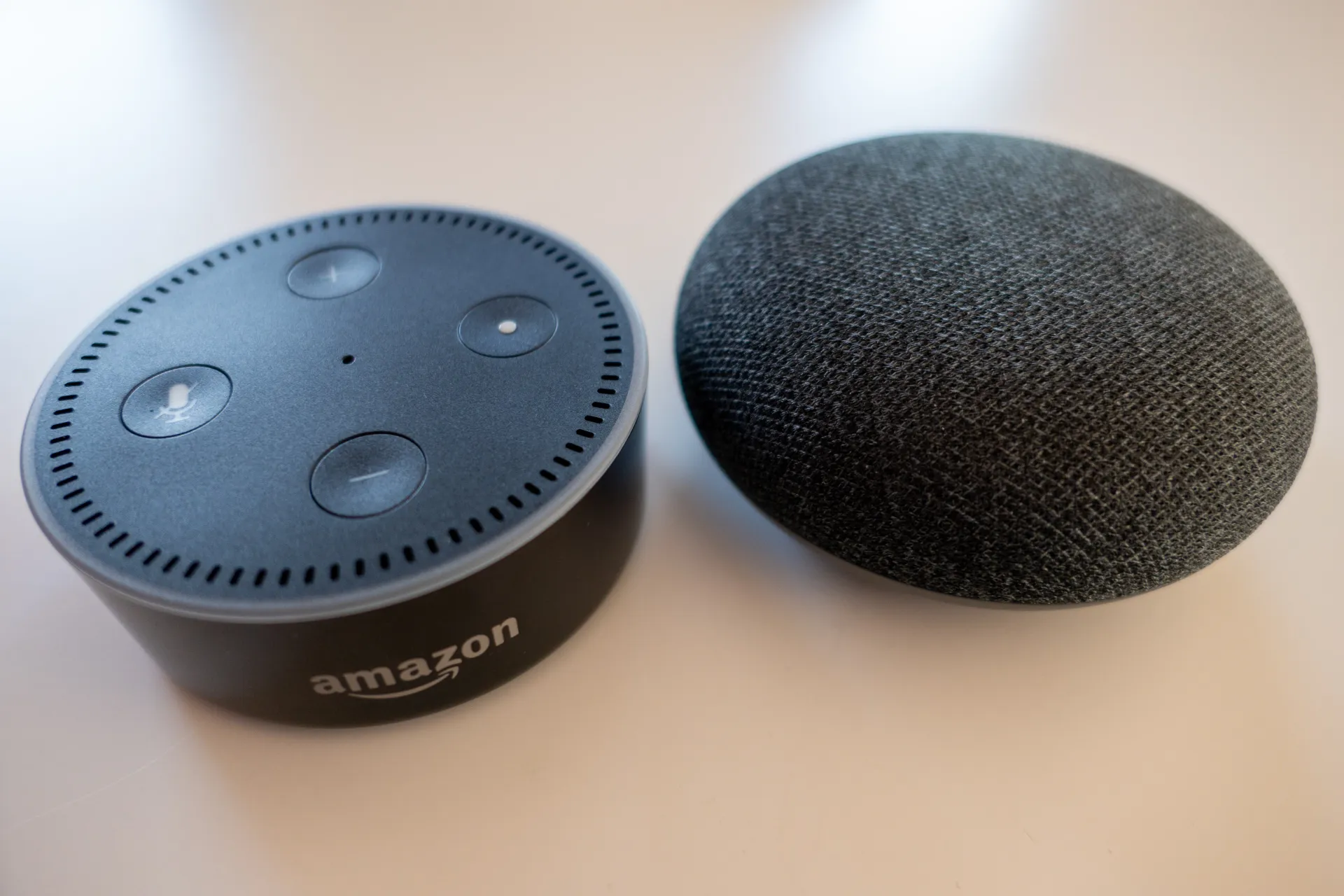 Amazon Echo Dot et Google Home Mini, deux enceintes connectées domotiques