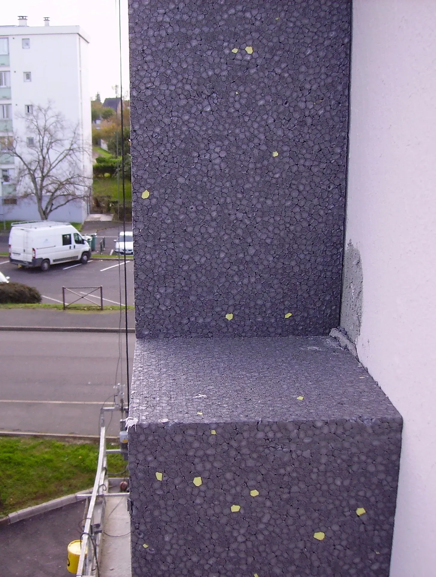 Isolation par l'extérieur avec panneaux EPS polystyrène expansé appliqués sur mur de bâtiment