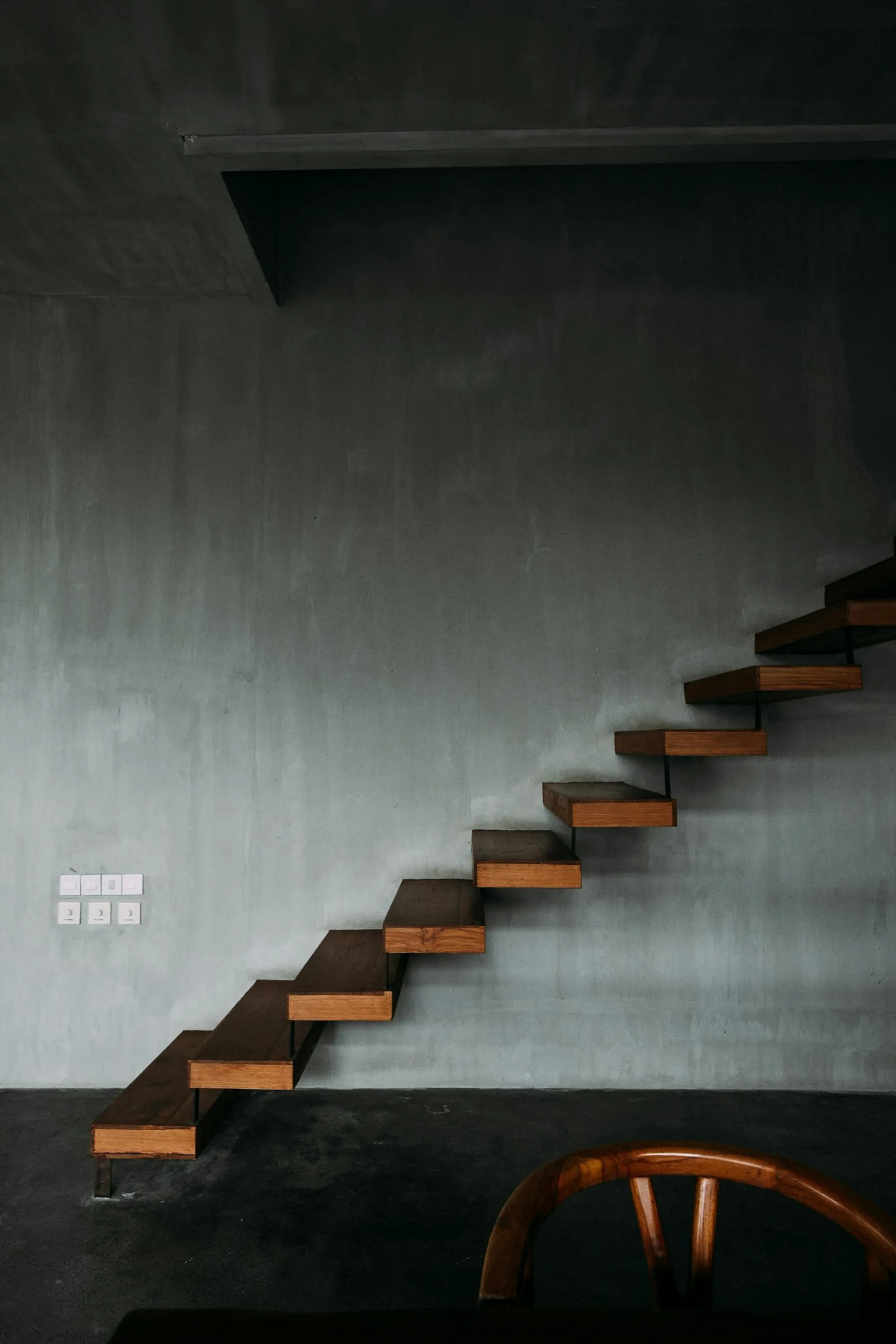 Escalier en bois moderne dans un immeuble résidentiel contemporain
