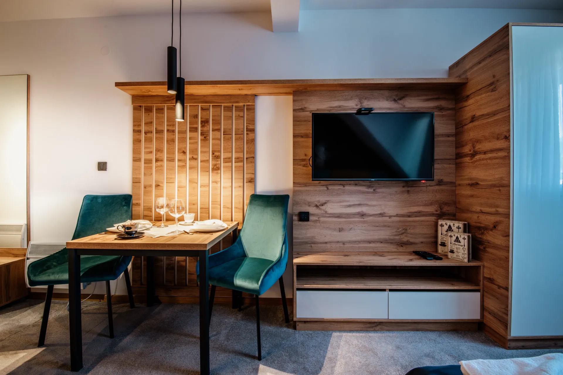 Salle à manger moderne avec mobilier en bois — état des lieux détaillé pièce par pièce