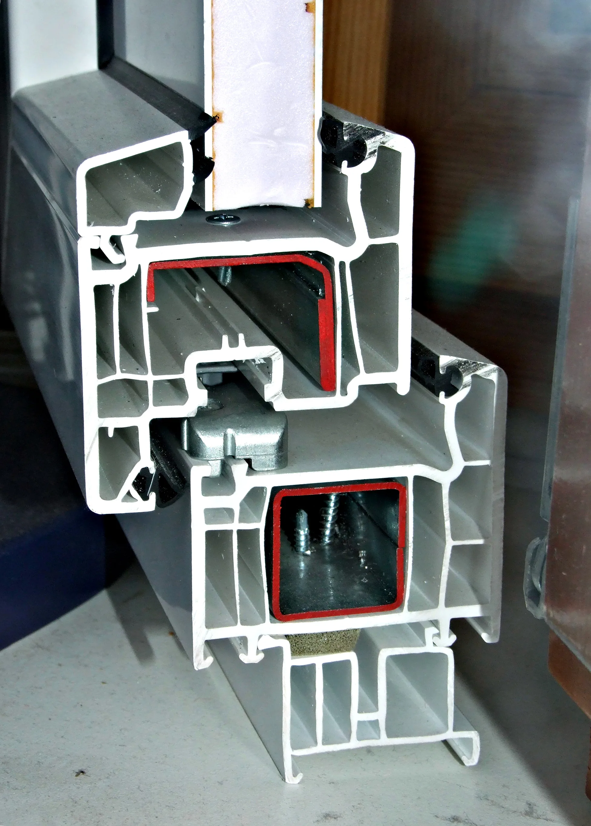 Profil de fenêtre PVC 5 chambres avec double vitrage en coupe transversale