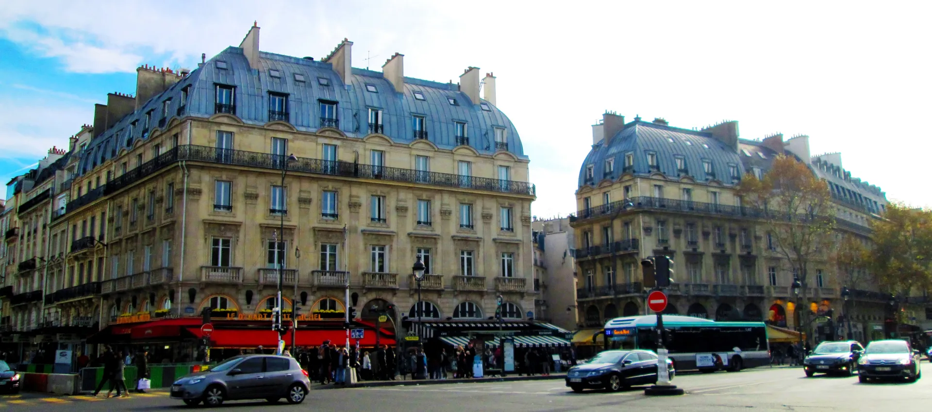 Immeubles haussmanniens place Saint-Michel Paris — architecture résidentielle typique