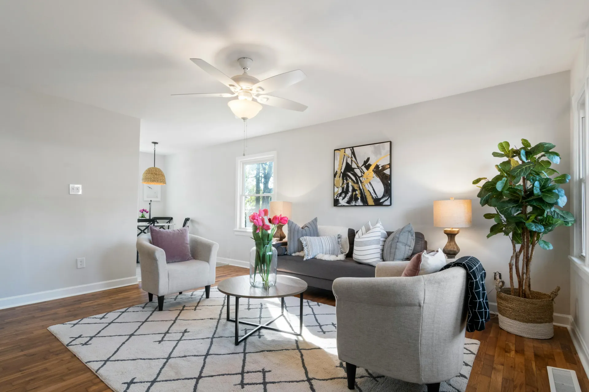 Salon home staging avec mobilier épuré, lumière naturelle et décoration minimaliste