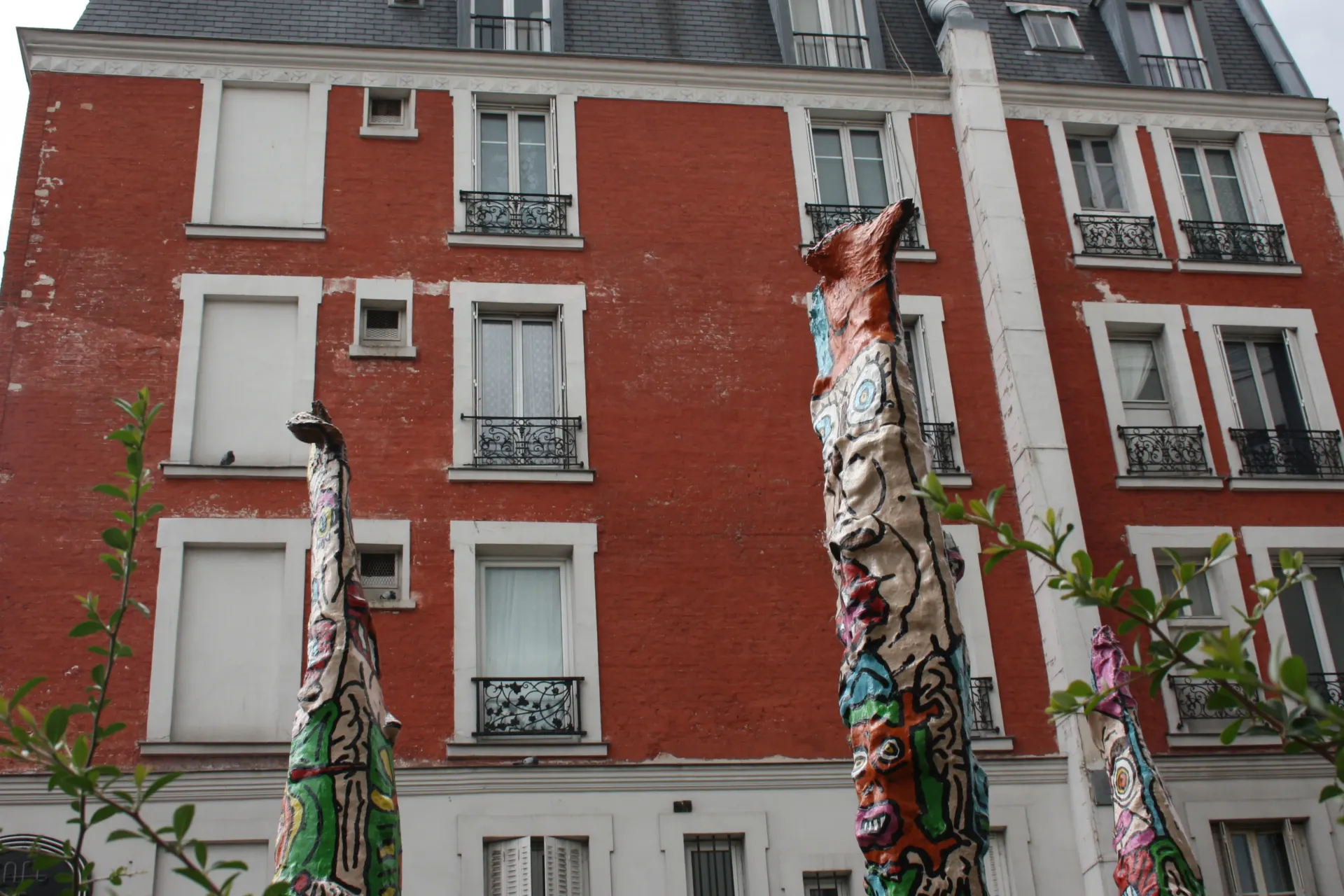 Façade d'immeuble parisien idéale pour investissement locatif