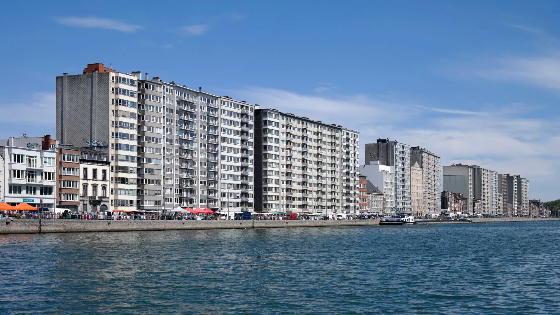 Immeubles modernes en bord de rivière pour investissement locatif