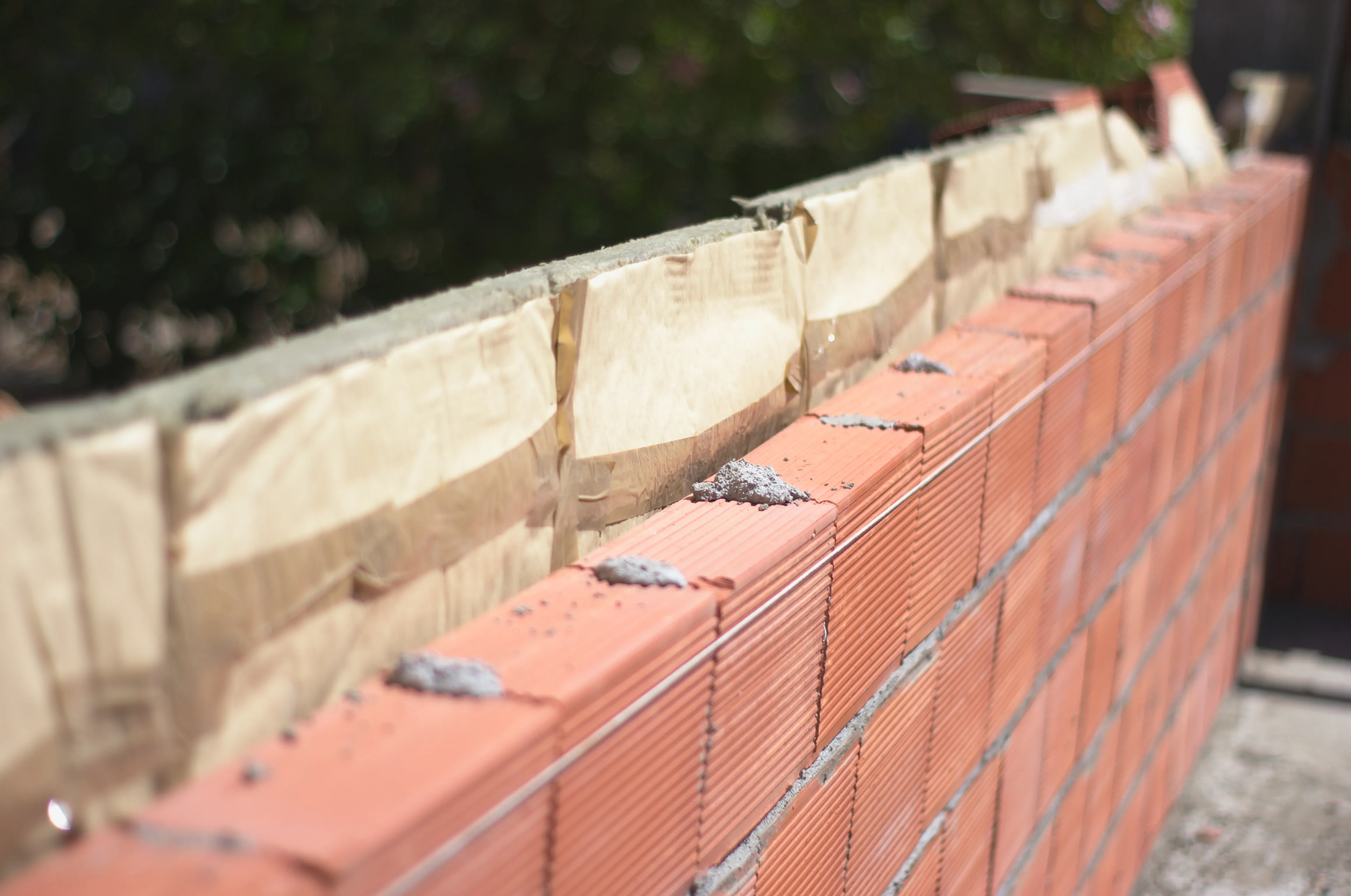 Isolation thermique dans une double cloison en cours de construction — laine de verre entre montants