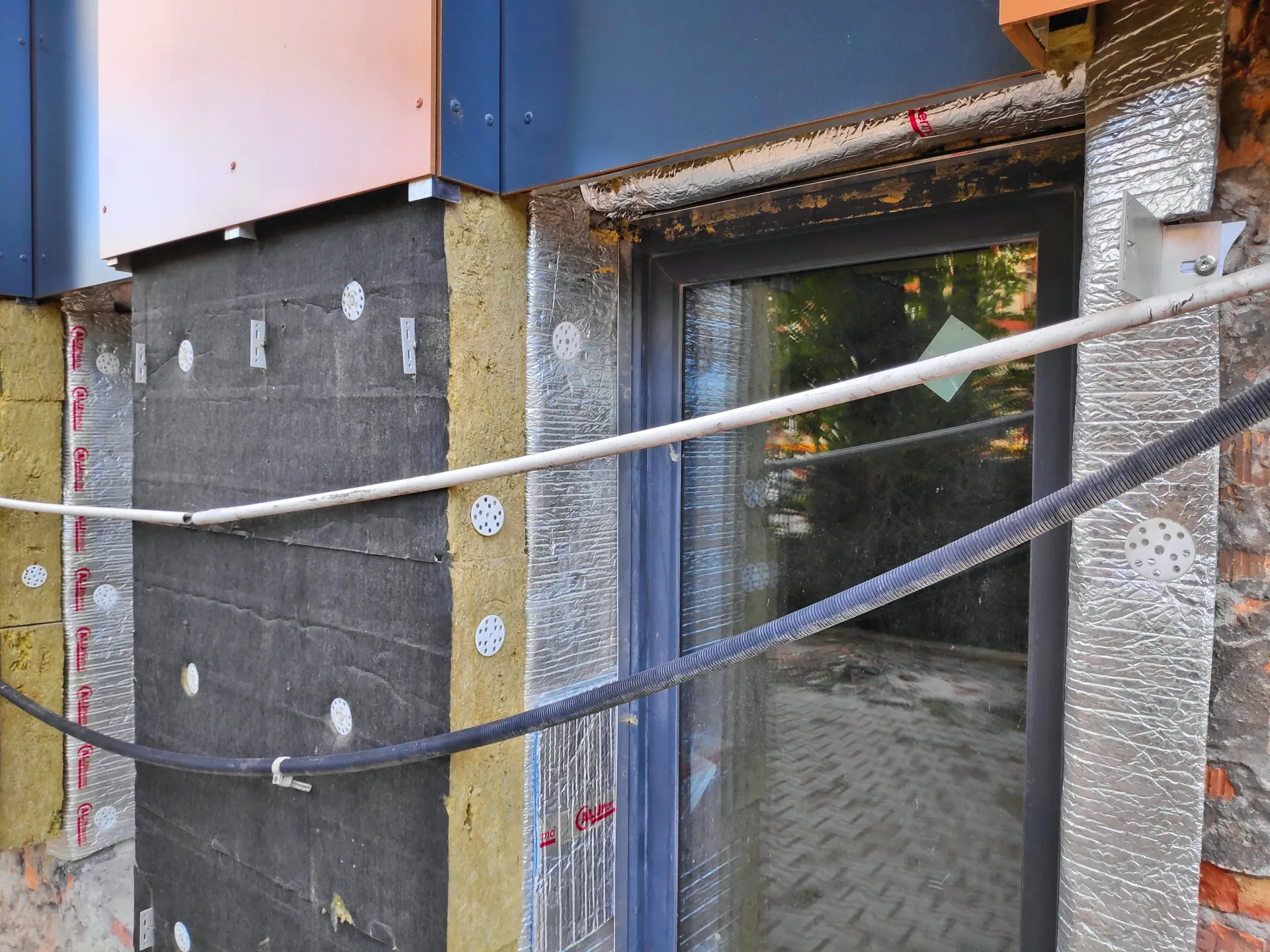 Différents types de laine minérale pour isolation — laine de verre et laine de roche en rouleaux et panneaux