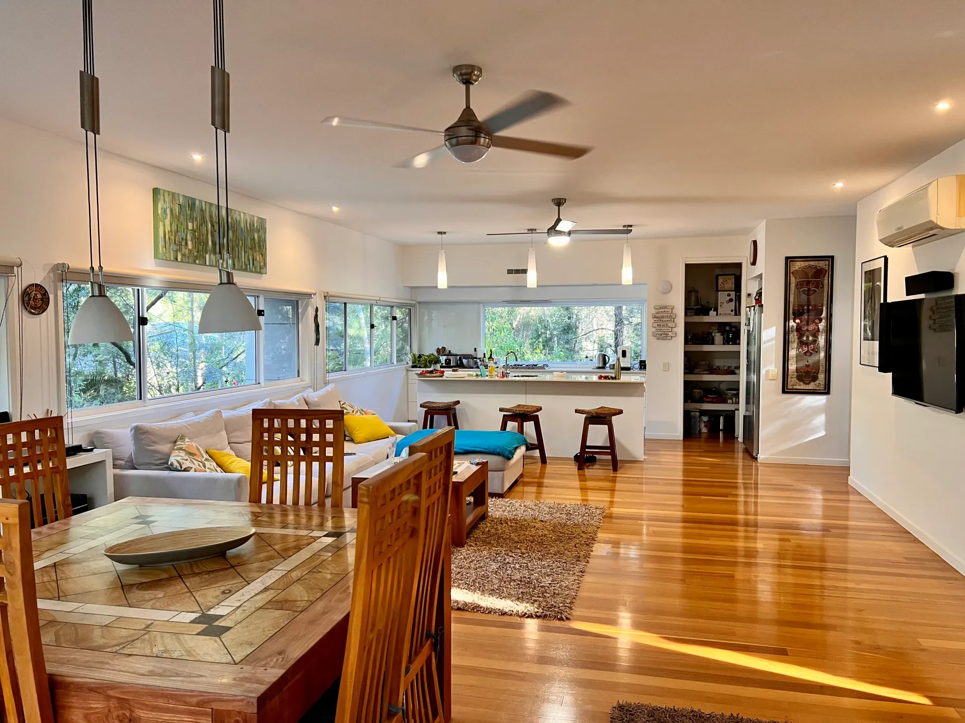 Salon avec éclairage naturel et luminaires d'ambiance