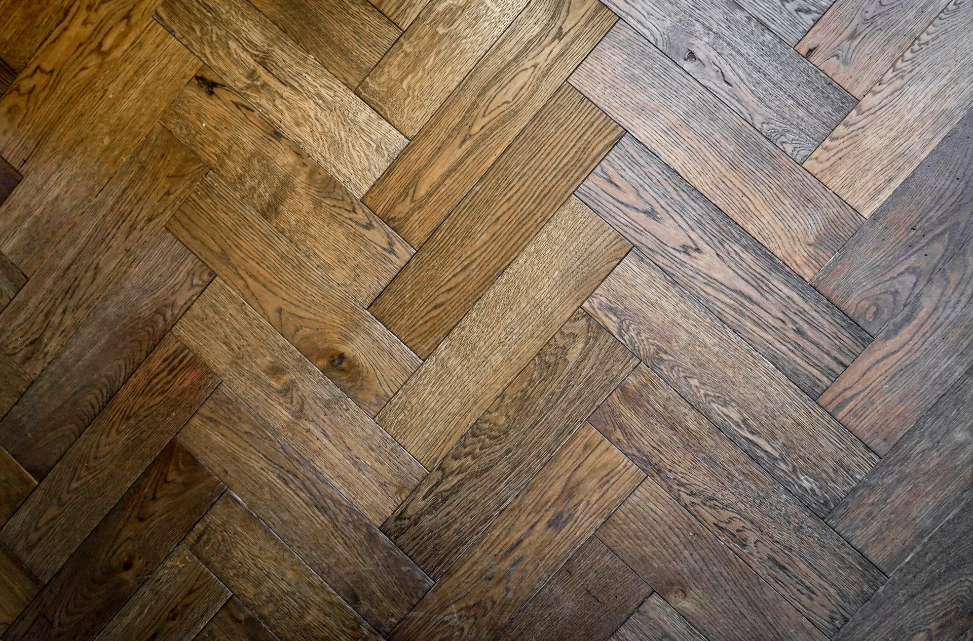 Parquet en chevron en bois massif avec finition naturelle, motif en V