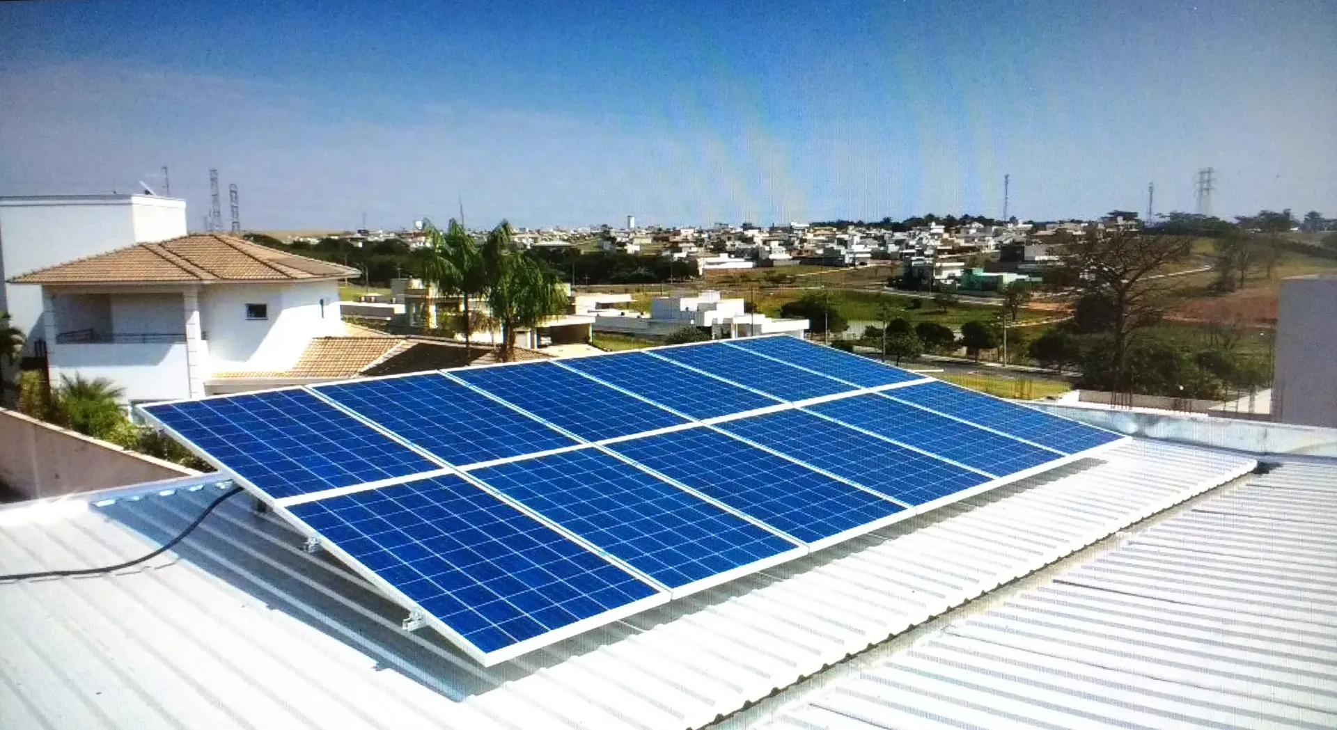 Panneaux photovoltaïques installés sur une maison individuelle, rénovation énergétique 2026