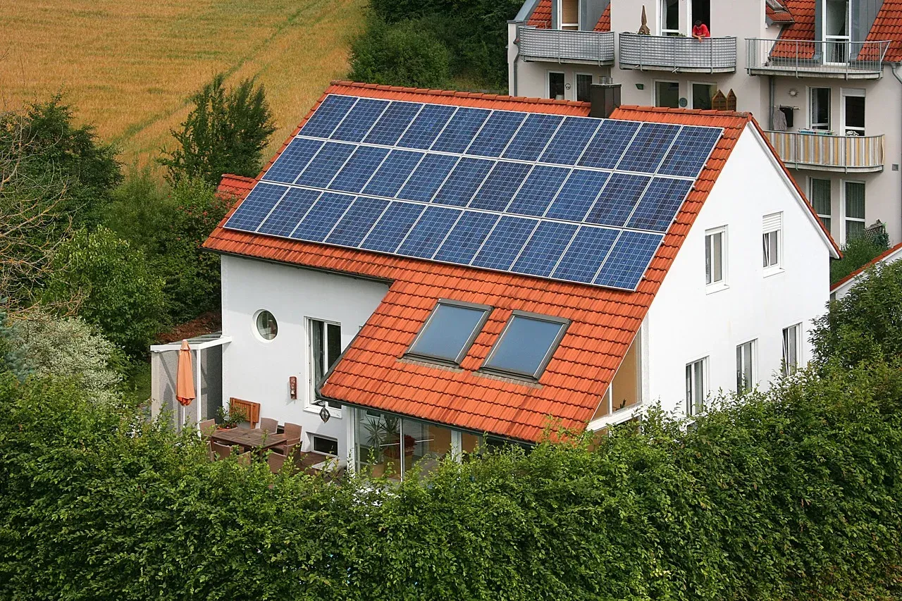 Panneaux photovoltaïques sur un toit de maison, installation solaire résidentielle