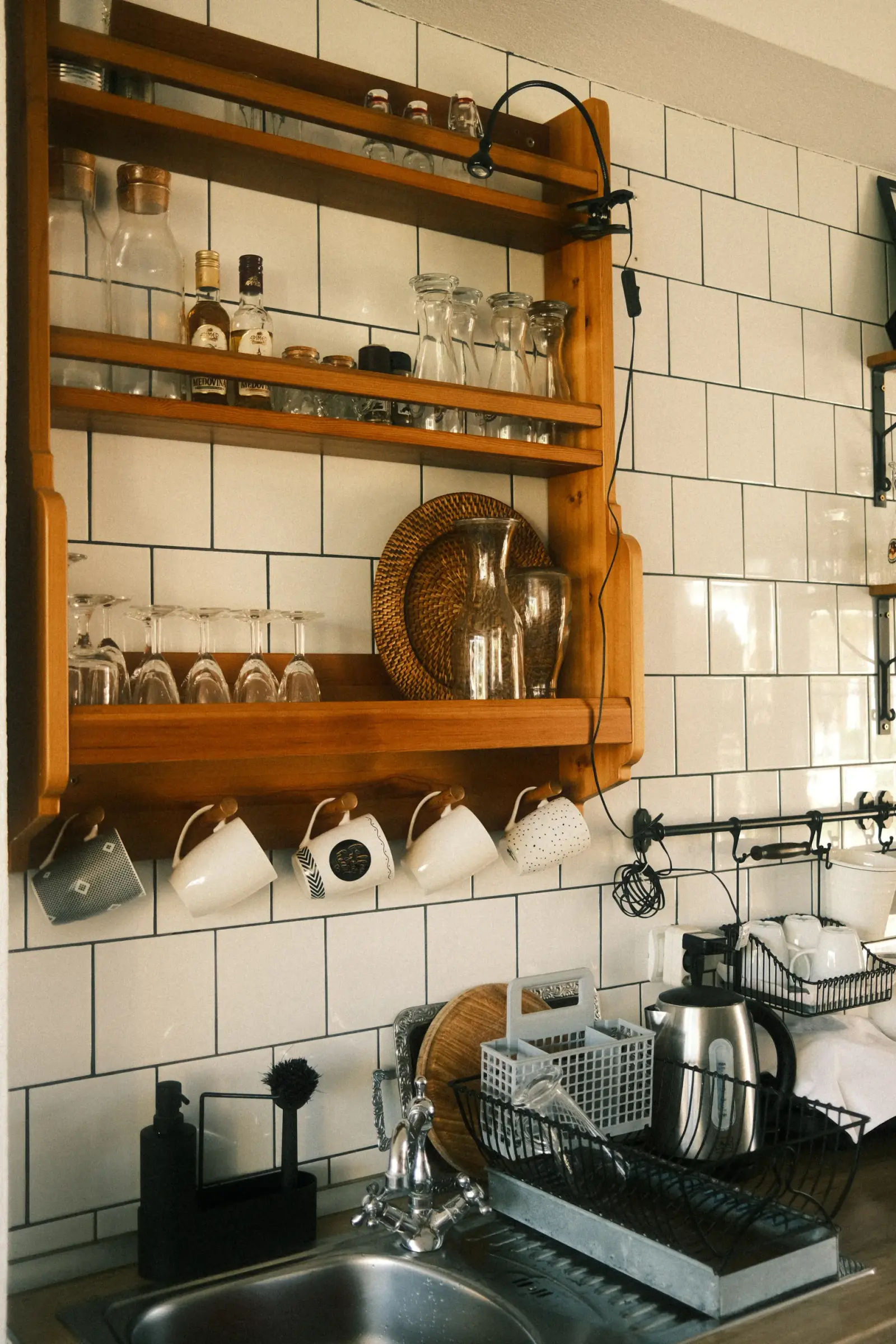 Cuisine avec étagères en bois et vaisselle organisée, style moderne épuré
