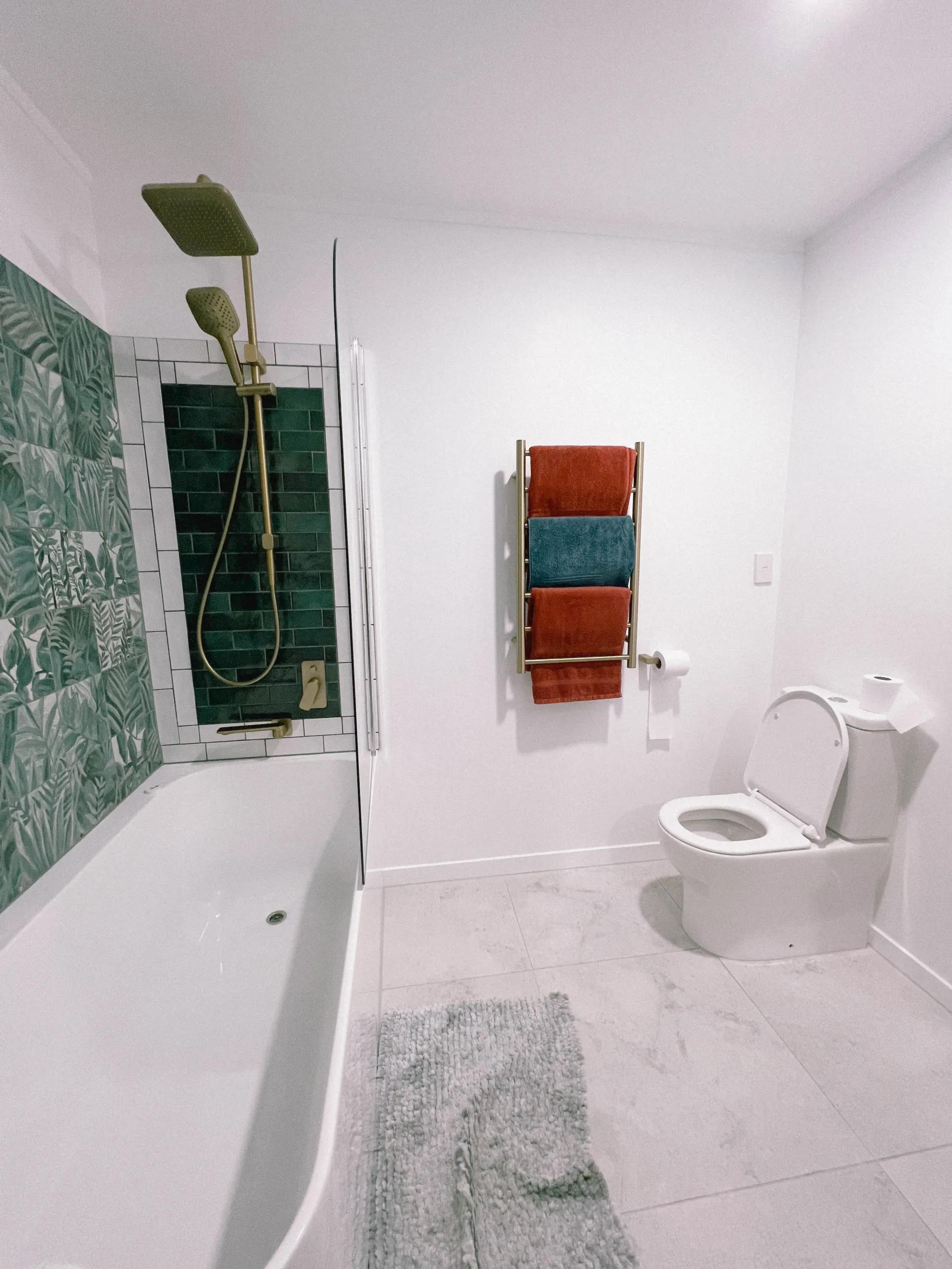 Rénovation salle de bain résultat avant après avec carrelage moderne