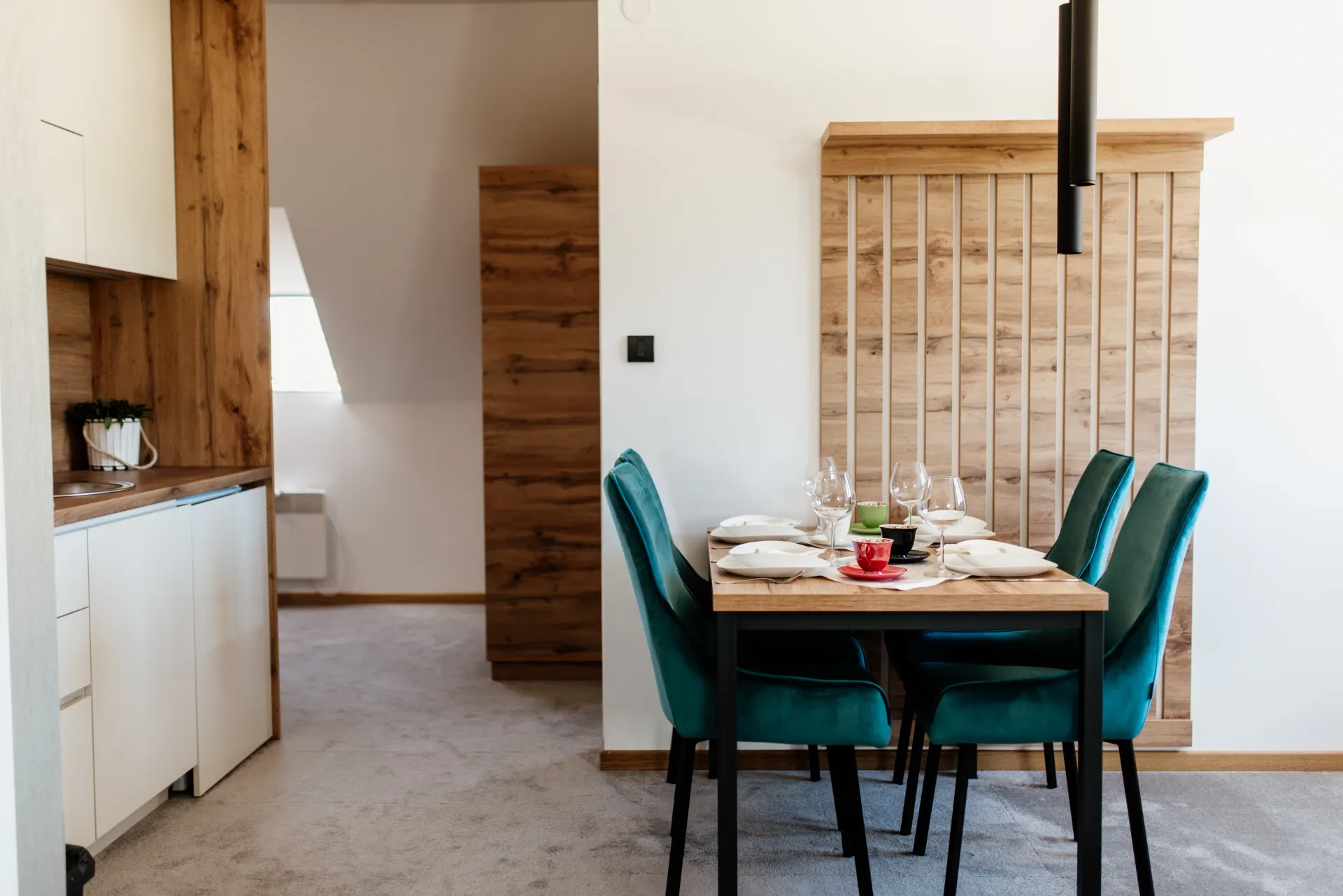 Salle à manger moderne avec table en bois et chaises vertes, tendances déco 2026