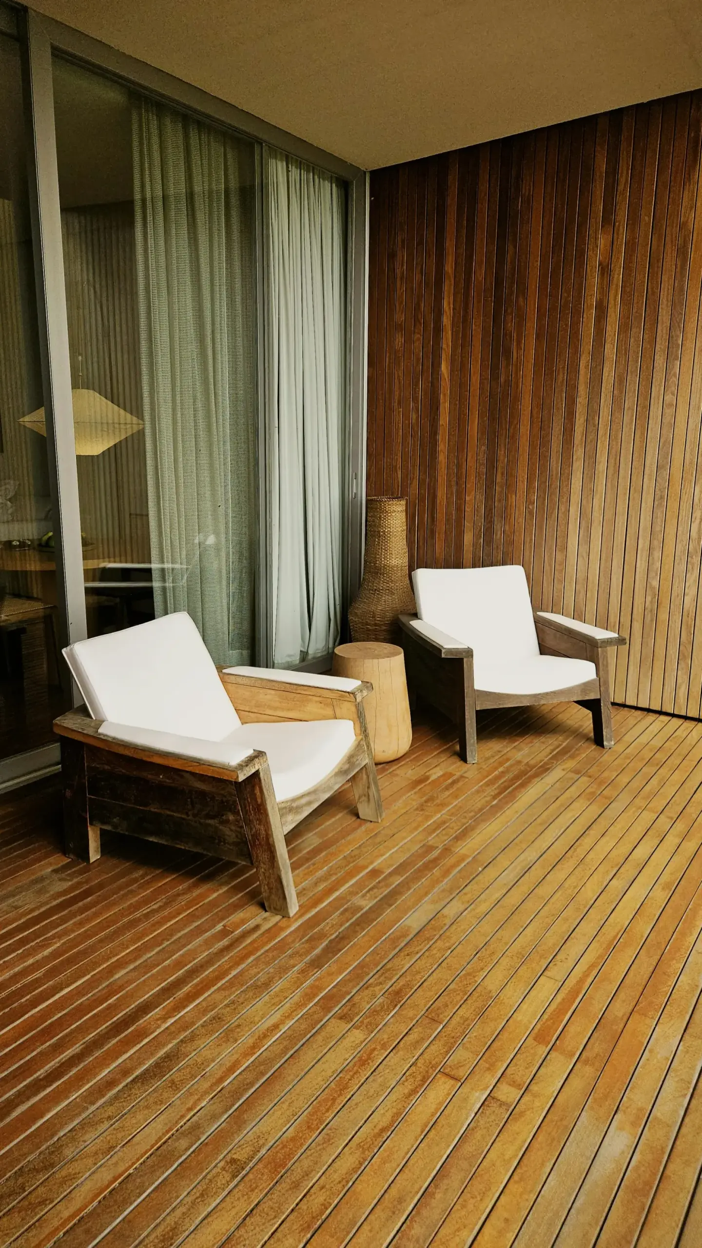 Terrasse en bois contemporaine avec chaises longues en bois clair et vue sur jardin