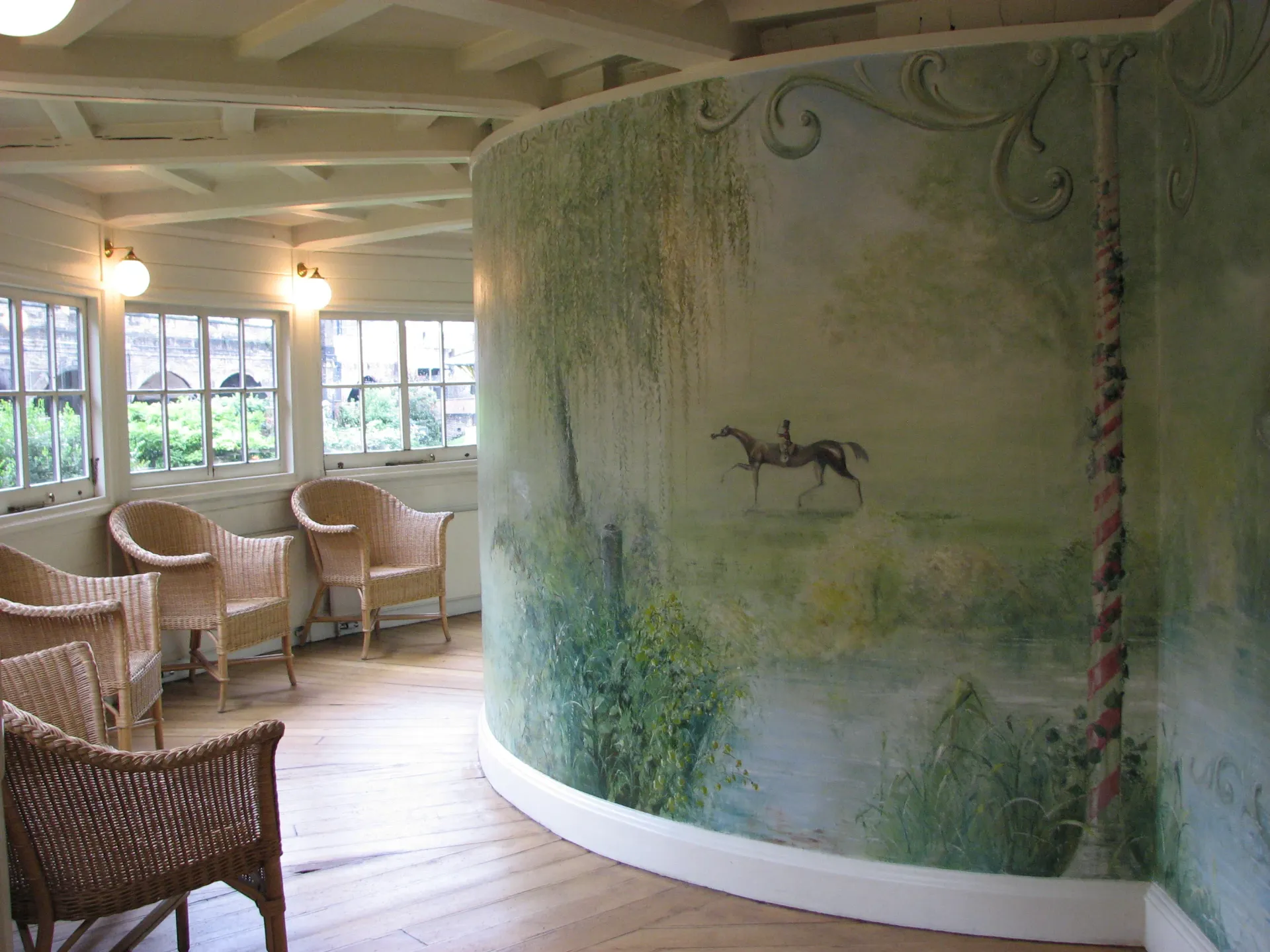 Garden room aménagé avec plantes et mobilier naturel