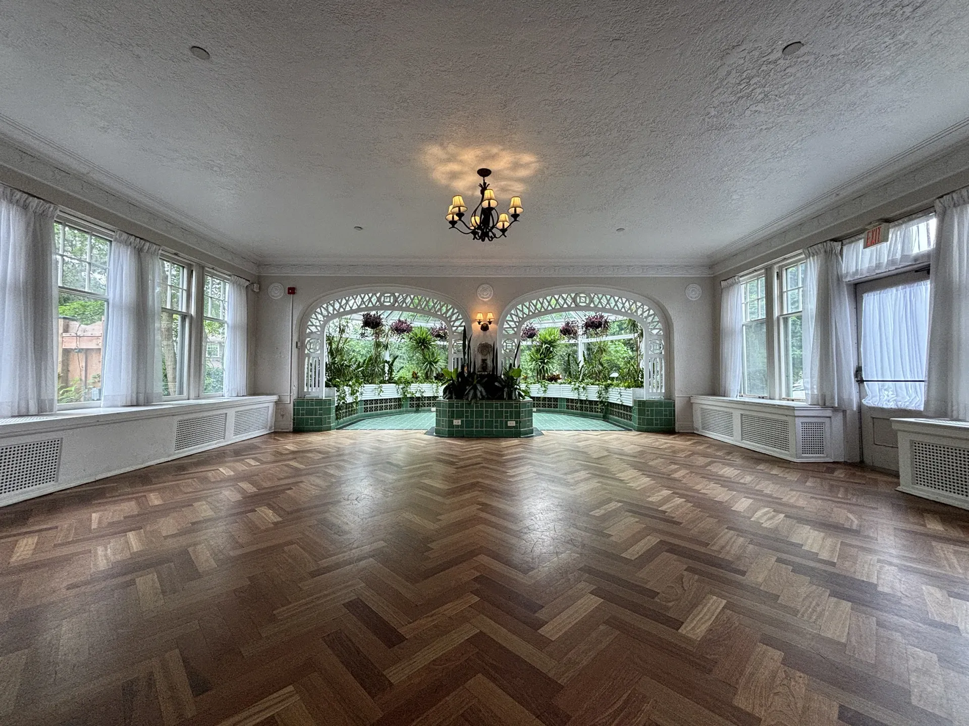 Intérieur d'une véranda aménagée en salon